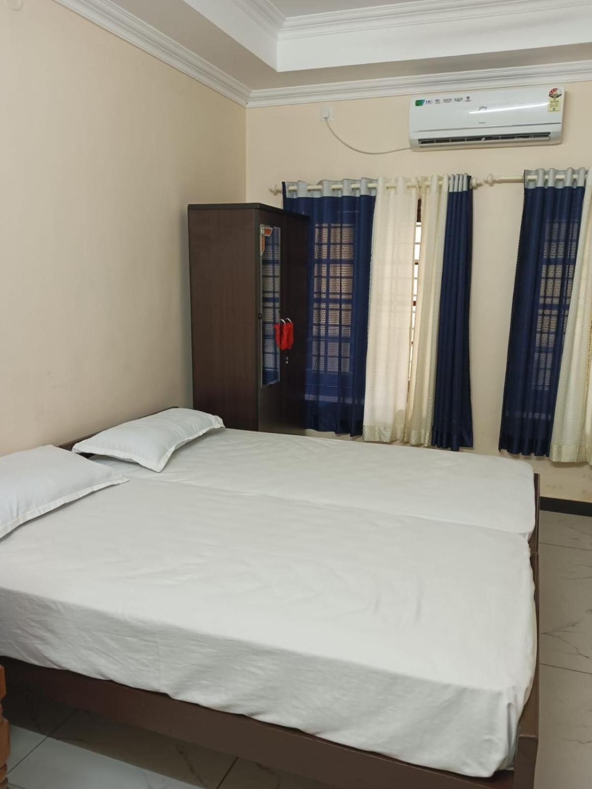 Sri Padmanabha Tourist Home Thiruvananthapuram Esterno foto