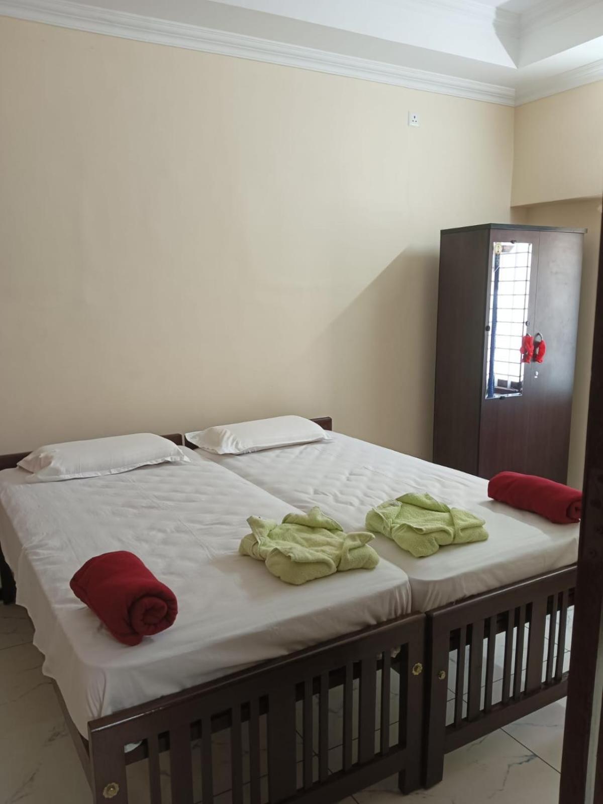 Sri Padmanabha Tourist Home Thiruvananthapuram Esterno foto